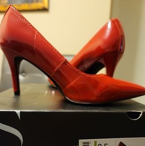 Vera Wang Red Memory Foam Heels in box